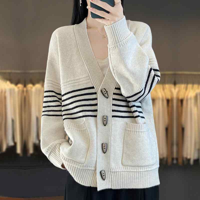 ・カテゴリ: ニットカーディガン・素材: ニット・素材構成: アクリル 30%以上50%未満、ポリエステル 30%以上50%未満・柄: ストライプ・厚さ: 厚手・形式: 単体・スタイル: セレブカジュアル、お姉さん風、エレガント・シルエット: ゆったり・袖タイプ: レギュラー・袖丈: 長袖・デザイン要素: パッチワーク・着丈: 中丈・加工: 高温成形・カラー展開: グレー ストライプ、ネイビー ストライプ、オフホワイト ストライプ、レッド ストライプ、アプリコット、レッド、オフホワイト、ネイビー・サイズ展開: S、M、L、XL、2XL、3XL・着用方法: カーディガン・前立て: シングルブレスト複数ボタン
