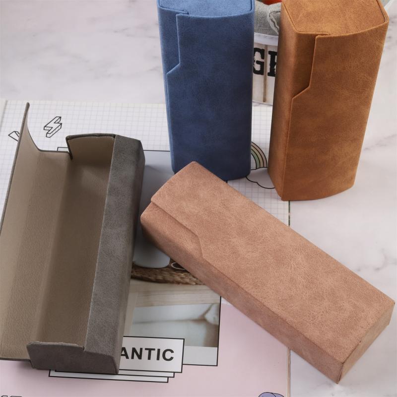 ・用途: 眼鏡ケース・素材: PVC・カラー展開: ブラウン、ブルー、ピンク、グレー