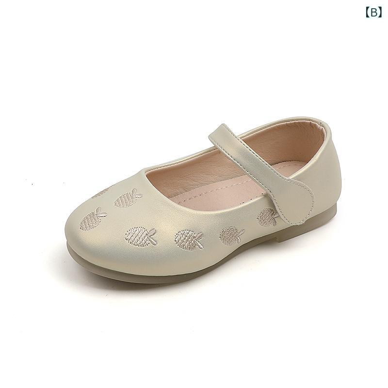 あじゅりの子供靴 女の子 キッズ パンプス フラットシューズ カジュアル レザー調 柔らかい 滑り止め マジックテープ リボン 刺繍 フォーマル シューズ 春夏秋 ピンク ベージュ｜アングル2