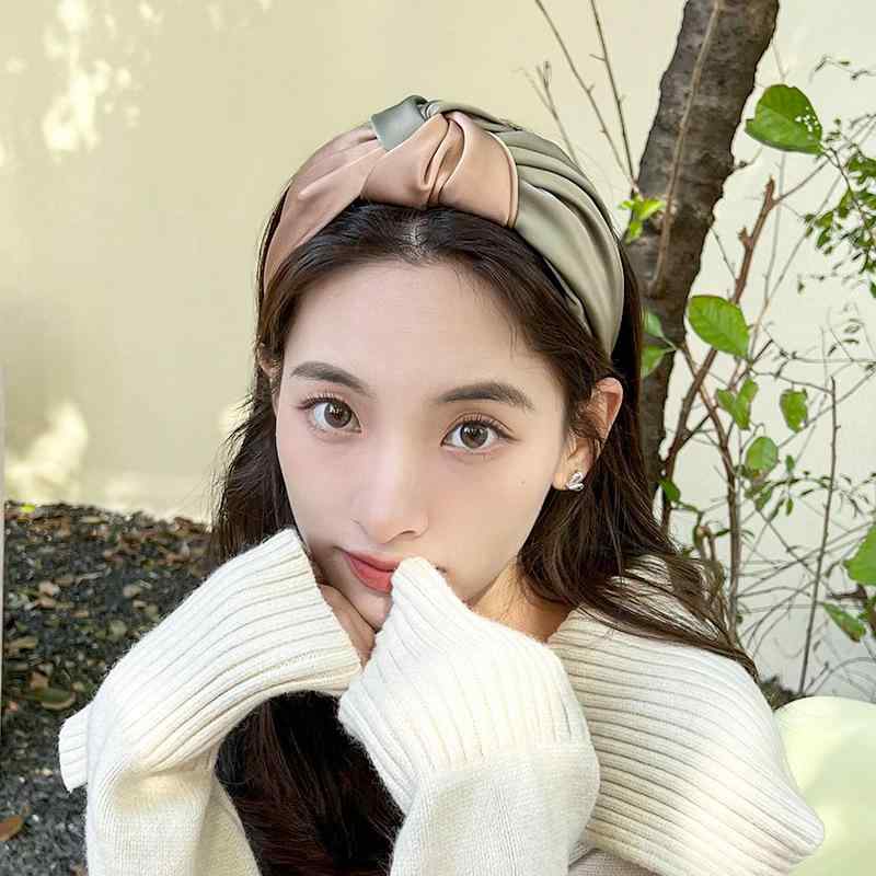 カチューシャ レディース ヘアバンド サテン 切り替え ツートンカラー センターノット 高級感 幅広 小顔効果 痛くない シンプル 上品 ヘアアクセサリー 髪飾り 洗顔 メイク まとめ髪 普段使い オフィス カジュアル ajyuri-10845089 あじゅり パッケージ画像