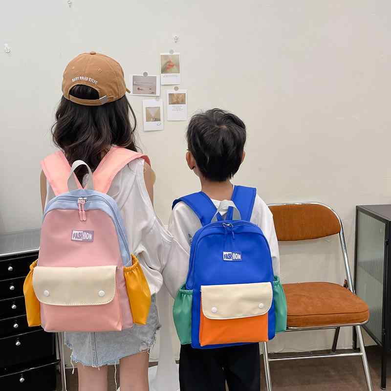 ・カテゴリ: 子供用リュックサック・カラー展開: ブルー、ピンク・性別: 男女兼用・主な素材: ナイロン・サイズ: 中・容量: 20L以下・バッグ内部構造: ファスナーポケット、携帯電話ポケット、証明書ポケット・開閉方法: ファスナー・機能: 通気性、耐摩耗性、防犯、耐震、負担軽減・ショルダーストラップ本数: 2本・スタイル: カワイイ・裏地素材: ポリエステル・サイズ展開: M・柄: アルファベット・デザイン要素: バイカラー・パーツ種類: バックル・持ち手・ハンドルタイプ: ソフト・硬度: ソフト・対象シーン: 通学