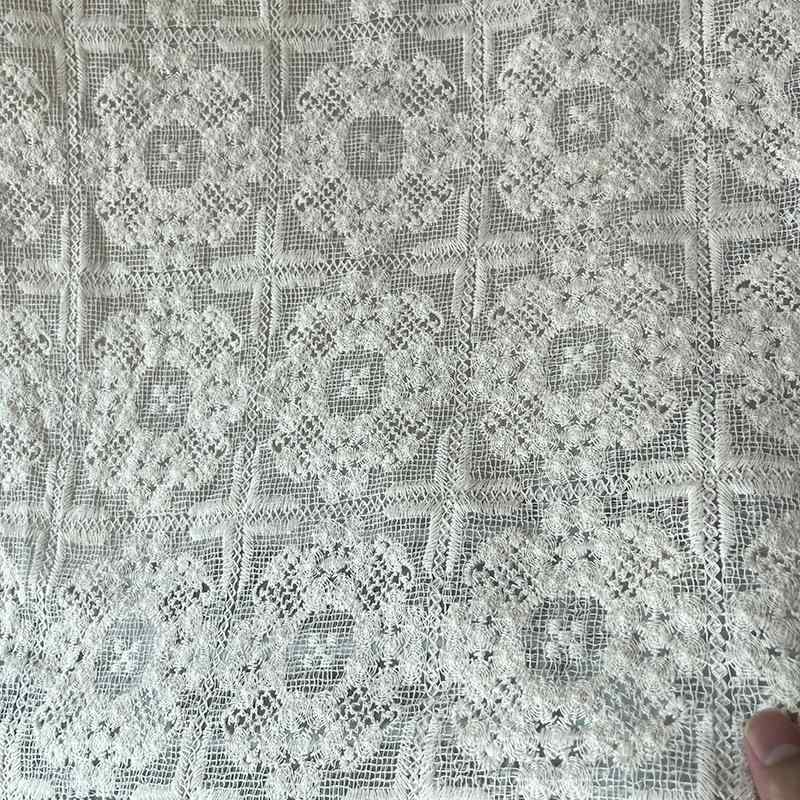 ・幅: 130cm・刺繍工芸: コンピュータ刺繍・用途: シャツ、ウェディングドレス、カーテン、キャミソール、ワンピース、ファッション、チャイナドレス、舞台衣装、テーブルクロス・通称: メッシュレース・デザイン: ジオメトリック柄・トレンド要素: モダン・カラー: アプリコット