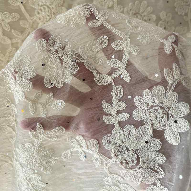 ・幅: 130cm・刺繍工芸: コンピュータ刺繍・用途: シャツ、ウェディングドレス、寝具、カーテン、キャミソール、ワンピース、ファッション、チャイナドレス、装飾布、ステージ衣装、テーブルクロス・別名: レースフラワー・デザインスタイル: 植物柄・トレンド要素: モダン・カラー: 杏色