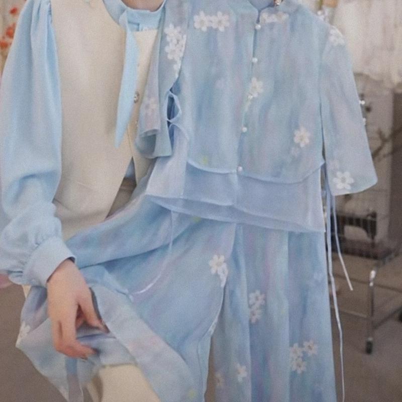 ・性別: 女・スタイル: プリンセス風・セット内容: パンツスーツ（2点セット、服のみ）・対象年齢: 8歳以上（身長140cm以上）・袖丈: 半袖・パンツ丈: 9分丈・生地加工: 柔軟処理・生地の厚さ: 薄手・柄: 花柄、プリント・素材: ポリエステル 80%・安全基準: B類・留め具の種類: プルオーバー・カラー展開: ブルー（中式刺繍）、イエロー（中式刺繍）・サイズ展開: 100cm、110cm、120cm、130cm、140cm、150cm、160cm、170cm・カテゴリ: キッズ用セットアップ