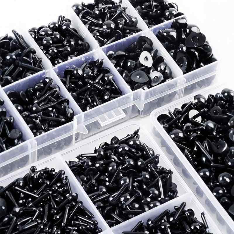 ・カテゴリ: ぬいぐるみ用アクセサリー・主な素材: PVC・カラー展開: 5～8mm（約500個）盒装、3～6mm（約800個）盒装、梅花盒（約800個）盒装、十格盒（約1000個）盒装、6mm（約100個）袋装、5mm（約100個）袋装、4mm（約200個）袋装、3mm（約200個）袋装、7mm（約50個）袋装、8mm（約50個）袋装、三角鼻4×5mm（約50個）袋装、三角鼻5×6mm（約50個）袋装、眼鼻3456mm（40セット）袋装、眼鼻7/8mm（20セット）袋装・対象年齢: 7～14歳