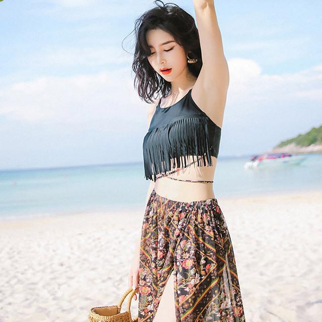 ・カテゴリ: 水着・スタイル: ビキニ、セクシー、タイト、バックレス、高弾性、耐久性、フェミニン、コンサバティブ・パッド: 胸パッドあり・ワイヤーなし・主な素材: ポリエステル、ナイロン・素材含有量: ナイロン 75%・着用シーン: スイミング、マリンスポーツ・カラー展開: ビキニ2点セット、ビキニ・スカート3点セット・サイズ展開: M、L、XL・デザイン: 三角ショーツ