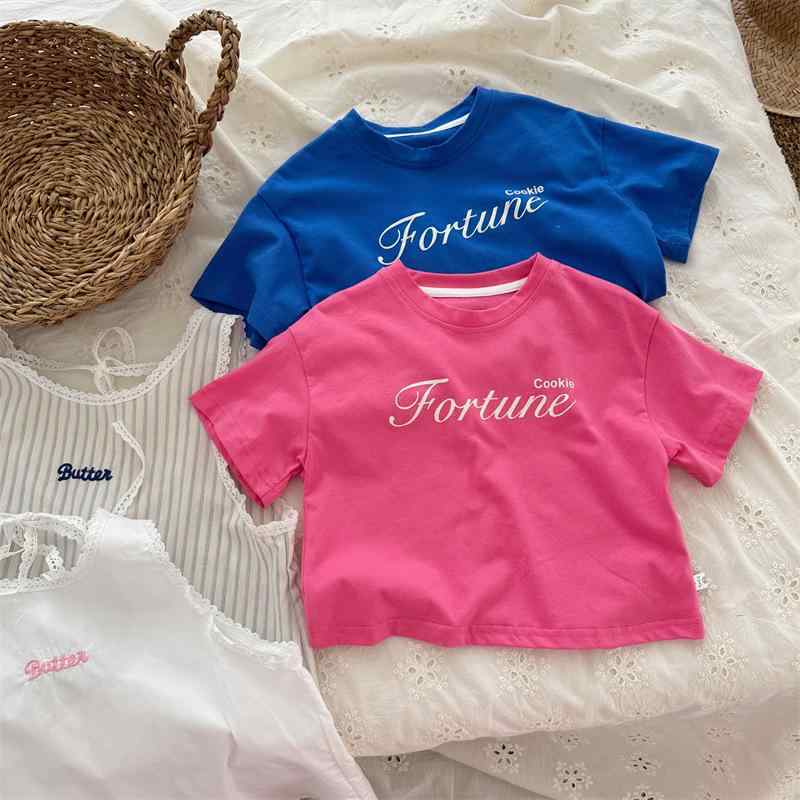 ・カテゴリ: 童Tシャツ・スタイル: 韓国風・性別: 男女兼用・フード: なし・袖丈: 半袖・対象年齢: 乳幼児（1〜3歳、80〜100cm）・柄: アルファベット・主な素材: 綿・素材割合: 綿 ・安全基準: B類・カラー展開: ブルー、ローズピンク・サイズ展開: 80cm、90cm、100cm、110cm、120cm、130cm