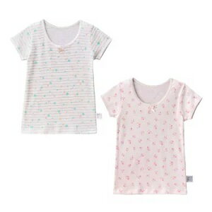 総柄プリントの可愛い半袖Tシャツセットです！ 星にボーダー柄と小花柄が 2枚組が1セットになっています。 素材は年中通して着用でき、 フィット感が良く伸縮性や通気性に 優れています。 柔らかな風合いで肌着の定着素材なので 安心ですね。 女の子のオシャレ心がときめくプリントで、 見えないところまでオシャレ！！ シリーズで揃えてどうぞ♪ ※洗濯ネームは外側に出して付けています （肌に直接触れないようにするため） 素材：32/－フライスプリント 品質：綿100％　