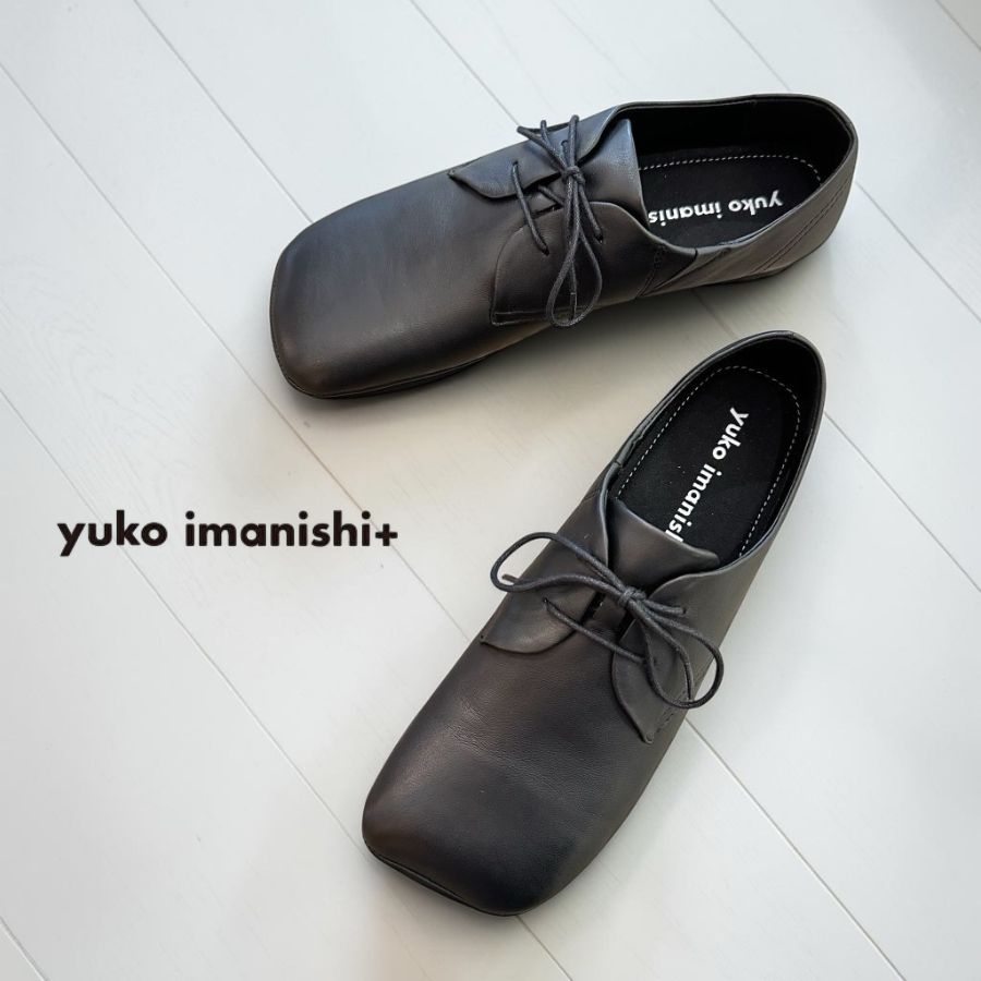 →yuko imanishi+[ユウコイマニシプラス]トップページへ yuko imanishi+[ユウコイマニシプラス]/IZU/761013　ゆったりワイド幅のレースアップシューズ 柔らか素材で履きやすいレースアップシューズ アッパーは非常に柔らかい本革ゴートを使用。 足馴染みがとても良い素材です。 隠しゴムが入っておりヒモには手をかけずに着脱できます。 インソールには低反発のふわふわのクッションが入っており長時間の使用でも楽ちん。 ゆったりスクエアのワイド幅で幅広さん、外反母趾の方でもノンストレスの履き心地。 おしゃれ履きにも活躍する万能な一足です。 ※サイズピッチが約7mmの等差です。サイズ選びの際はご注意下さいませ。 ITEM SPEC ブランド yuko imanishi+(ユウコイマニシプラス) サイズ 35(約22.2cm) ～ 40(約25.4cm) ヒール高 15mm カラー ブラック 素材 本革ゴート 生産国 バングラデシュ &nbsp;