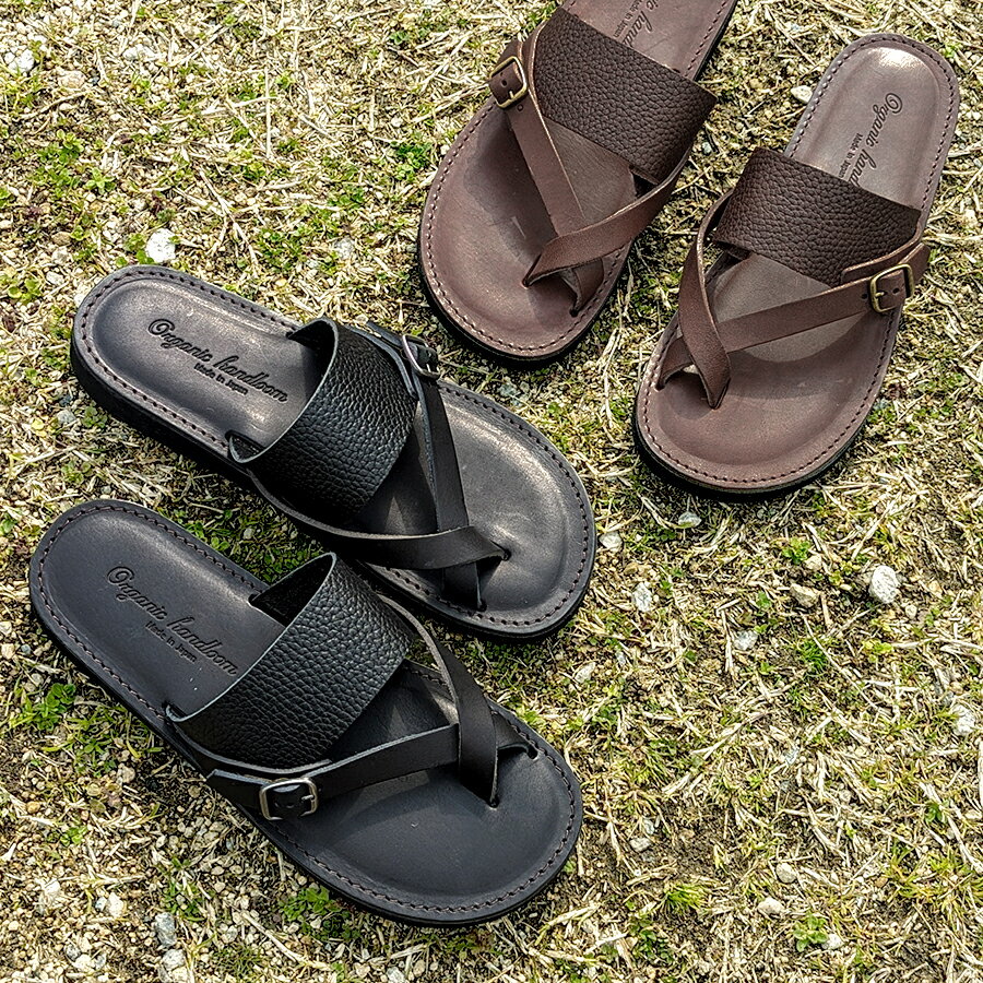 →Organic handloom[オーガニックハンドルーム] トップページへ Organic handloom[オーガニックハンドルーム]/TRENT[トレント]/ D/ブラウン[OH014208] ブラック[OH014009] 鼻緒のベルト調整が可能なトングサンダル 鼻緒のベルト調整が可能なトングサンダル 自然素材の心地よさをそのままに、シンプルな美しさを大切にした靴づくりを行うブランド ”Organic handloom”が提案するトングサンダル。 鼻緒につながるストラップはベルトで調整可能なので、親指をしっかりとホールドできます。 使用している革は馴染むとしっとりと柔らかくなるオイルレザー。 履いた時に負担のかかりやすい指の接地部分が痛くならないように、 ストラップには革の面取りが行われています。 摩耗に強く軽いオリジナル発泡ラバーソールを使用しています。 シンプルなデザインなので、雰囲気を選ばず気軽にコーディネートしていただけます。 職人の手によって生み出される高品質な履き心地 職人の手仕事による国内生産にこだわった”Organic handloom”のサンダル。 ソールは摩耗に強く軽いオリジナル発泡ラバーソール。 インソールには低反発素材を使用し、快適な履き心地を実現しています。 ITEM SPEC ブランド Organic handloom(オーガニックハンドルーム) サイズ 22cm ～ 28cm(ハーフサイズなし) カラー D/ブラウン(OH014208) ブラック(OH014009) 素材 オイルレザー（牛革） 生産国 日本