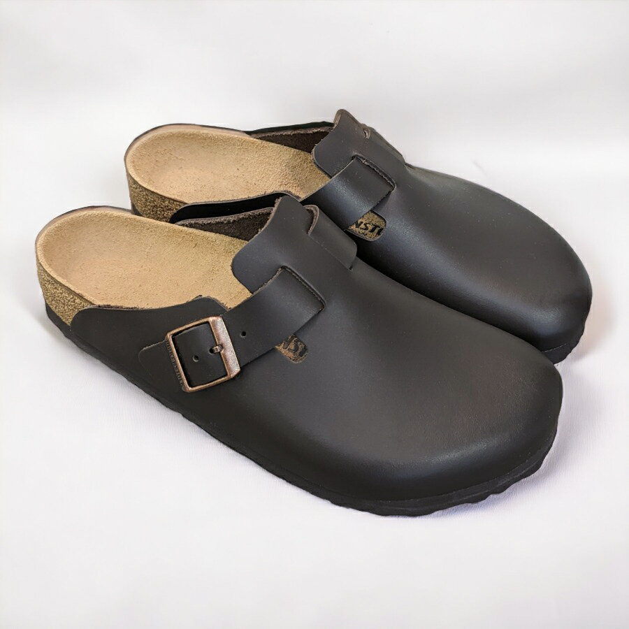 →BIRKENSTOCK[ビルケンシュトック] トップページへ BIRKENSTOCK[ビルケンシュトック]/BOSTON[ボストン]/DARK BROWN[ダークブラウン]/0060101 レギュラー幅 シーズン問わず活躍するBIRKENSTOCKの定番クロッグ”BOSTON”がスムースレザーで登場 長年愛されてきた定番の”BOSTON”の クラシカルなレザー仕様 シーズン問わず活躍する定番クロッグ”BOSTON”（ボストン）から、 シンプルで比較的丈夫なスムースレザーのダークブラウンカラーが登場しました。 ”BOSTON”は30年以上販売が続いているロングセラーアイテムで、 ファンに長く愛されているモデルのひとつです。 シンプルなデザインで秋冬はソックスやタイツと合わせるのはもちろん、 春夏は素足で履けるので、1年を通してファッションに取り入れられる人気モデルです。 ※当店はビルケンシュトック正規品取扱店です。 ※本商品はレギュラー幅（幅広）です。 足の幅が広い方、ゆったりと履きたい方におすすめのサイズとなっています。 →同デザインのナロー幅（幅狭）はこちら ITEM SPEC ブランド BIRKENSTOCK(ビルケンシュトック) サイズ 39(約25.0cm) ～ 43(約28.0cm) (詳しくは画像欄の「BIRKENSTOCK 参考サイズ」をご確認ください) 素材 ナチュラルレザー 中敷 ベロアレザー アウターソール EVA フットベット 天然ゴム混合コルク カラー DARK BROWN(ダークブラウン) 生産国 ドイツ &nbsp; BOSTONモデル &nbsp; &nbsp; &nbsp; &nbsp;