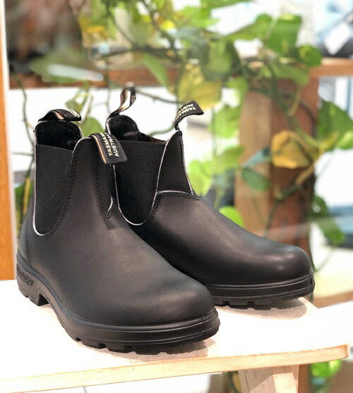 BLUNDSTONE[ブランドストーン]/BS510/Black[ブラック]　サイドゴアブーツ BLUNDSTONE（ブランドストーン）から特に軽く履きやすいORIGINALSシリーズが入荷しました。 1870年にオーストラリア南東部、大自然豊かなタスマニア島で生まれたブランドストーンです。 甲部分はたっぷりとオイルを染み込ませた、牛革のオイルドレザーを使用しています。 足馴染みが良く、また水にも強くできています。 ブランドストーンが得意とする、インジェクションモールディング製法によりしっかりと圧着されたアウトソールは、丈夫で軽いのに水の侵入を防ぎます。 普段使いのファッションとして使用はもちろんアウトドアや雨の日でも力を発揮します。 ※完全防水ではありません。 スニーカーのような履き心地でクッション性の良さと軽さを備えています。 丸みのあるプレーントゥはワークパンツはもちろんいろいろなボトムスとも相性が良く程よいボリューム感でバランスよく履いていただけます。 ギャザースカートなど可愛いアイテムとも甘辛コーデを楽しめます。 短め丈のサイドゴアブーツなので脱ぎ履きもしやすいです。 ブランドストーンはサイドゴアブーツの代表ブランドとして世界中にファンがいます。 近年では耐久性や機能性にファッション性を兼ね備えたブーツとしてアウトドアからタウンまでシチュエーションを選ばず、幅広いフィールドで愛用されています。 ソールは加熱した素材を金型に流しアッパーと結合させるインジェクション製法で取り付けられています。 そのため型から外した時にソール部分へ気泡や傷がありますがご使用のうえ問題はありません。 ■インジェクション製法■ 底材を金型に注入し、ソール成型とアッパー接着を同時に行う製法で、インジェクションモールド製法とも呼ばれます。 人の足の形状に沿ったフィット感の良い製品に仕上がります。 また、アッパーとソールの接合部に隙間がなく密着性が高い為、底剥がれや型崩れしにくい点も特徴です。 ITEM SPEC ブランド：BLUNDSTONE(ブランドストーン) サイズ：3(約22.5-23cm) ～ 9(約27.0-27.5cm) カラー：Black(ブラック) ヒール：約3cm(フラット) 素材　：スムースレザー(牛革) 生産　：ベトナム &nbsp; ◆ご購入前に必ずお読みください◆ ※天然皮革を使用しているため初めから細かなキズや素材ムラがございます。 　またハンドメイド特有の左右の不均一感などがある場合もございます。 　予めご承知くださいませ。 ※染色技法・製法により、色ムラや接着跡、擦れ等が見られることがございます。 　もちろん、特に目立つものなどは、丁寧に検品をさせていただき除外させていただおりますが、良品と判断させていただいた場合は、味・風合いとして、ご了解の上ご購入下さいますようお願い致します。 　また、上記の理由によるキャンセル等はお客様ご都合となりますのでよろしくお願い致します。 ※水や汗などに濡れたり、摩擦によるシミや色落ちする場合がございます。 　雨の日や、汗をかいた薄色の服装やソックスを着用されたときなどの取扱には十分ご注意ください。 ※なるべく実物に近いカラーになるよう注意を払っておりますがお客様のモニター使用環境により、 若干アイテムの色が異なって見える場合がございますので、ご了承のうえお買い求めください。 ※在庫更新のタイミングにより売り切れの場合もございます。 　その際はあしからずご了承下さいませ。