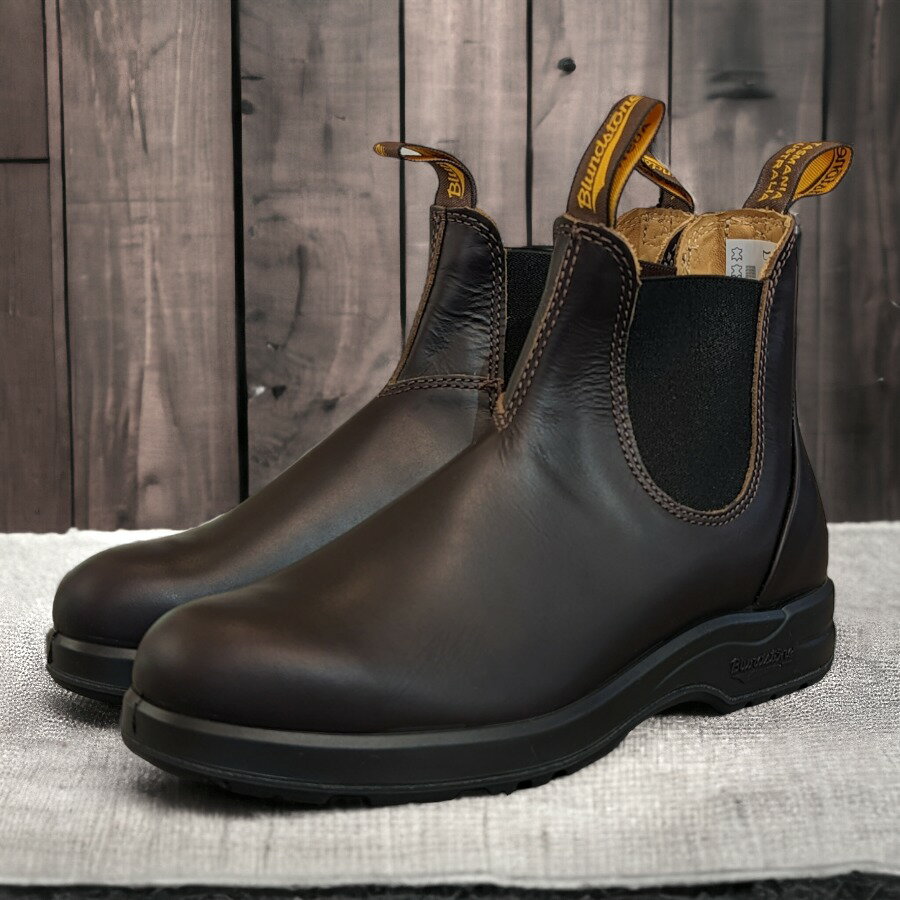 →Blundstone[ブランドストーン]トップページへ Blundstone[ブランドストーン]/BS2057/BS2057769/Cocoa Brown[ココアブラウン] ソールメーカーVibram社との共同開発から生まれた”ALL-TERRAIN”シリーズ &nbsp; オーストラリア南東部、大自然豊かなタスマニア島で生まれたサイドゴアブーツの元祖。 耐久性、機能性、そして高いオリジナル性を兼ね備えたブーツは、 アウトドアにタウンユースにシチュエーションを選びません。 同シリーズの色違いはこちら BlundstoneとソールメーカーVibram社との 共同開発から生まれた”ALL-TERRAIN”シリーズ ソールメーカーVibram社との共同開発から生まれたシリーズ”All-Terrain”。 このシリーズのブーツのソールユニットには様々な特徴があり、Blundstoneの 「どこへでも行けるブーツ」というブランドコンセプトを体現しています。 ライニング(表面処理)には0.8mm厚のレザーを採用することで保温性が向上され、 ブーツの脱ぎ履きがしやすくなっています。 甲部分のレザーには撥水加工を施し、水濡れを効果的に防いでくれます。 インソールにはBlundstone独自開発のクッション材、XRD®が採用されており、 衝撃を効果的に吸収するうえ、耐久性に優れているため足裏全体を衝撃から守り、 履き心地を高めています。また、水洗い可能なComfort Liteフットベッドを使用しています。 普段使いしやすいブラウンカラーは着回ししやすさはもちろん、機能面では アウトドアや雨の日でも力を発揮するため、まさしく「どこへでも行けるブーツ」となっています。 ※完全防水ではありません。 ITEM SPEC ブランド Blundstone(ブランドストーン) サイズ 3(約22.5-23cm) ～ 9(約27.0-27.5cm) カラー Cocoa Brown(ココアブラウン) ヒール高 3.5cm アッパー スムースレザー アウトソール 合成ラバー(Vibram Sole) 生産国 ベトナム &nbsp;