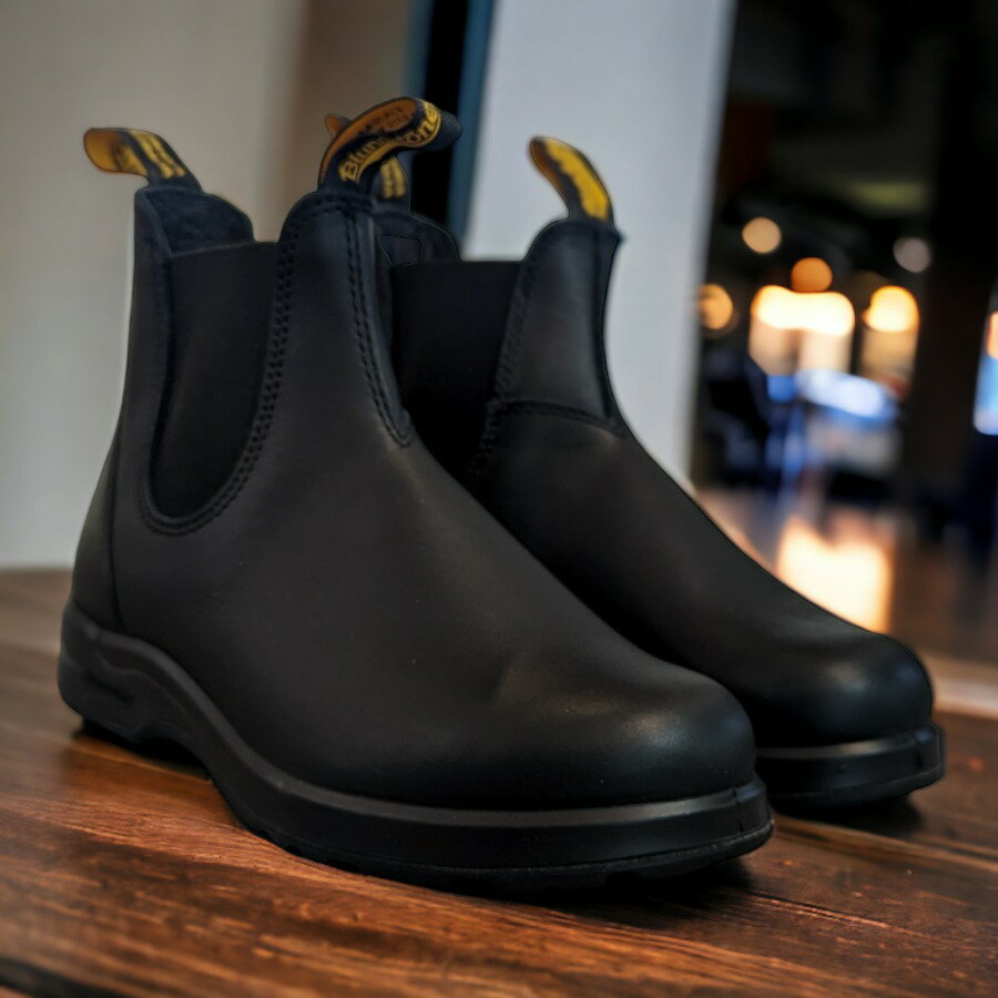 →Blundstone[ブランドストーン]トップページへ Blundstone[ブランドストーン]/BS2058/BS2058009/Black[ブラック] ソールメーカーVibram社との共同開発から生まれた”ALL-TERRAIN”シリーズ &nbsp; オーストラリア南東部、大自然豊かなタスマニア島で生まれたサイドゴアブーツの元祖。 耐久性、機能性、そして高いオリジナル性を兼ね備えたブーツは、 アウトドアにタウンユースにシチュエーションを選びません。 BlundstoneとソールメーカーVibram社との 共同開発から生まれた”ALL-TERRAIN”シリーズ ソールメーカーVibram社との共同開発から生まれたシリーズ”All-Terrain”。 このシリーズのブーツのソールユニットには様々な特徴があり、Blundstoneの 「どこへでも行けるブーツ」というブランドコンセプトを体現しています。 ライニング(表面処理)には0.8mm厚のレザーを採用することで保温性が向上され、 ブーツの脱ぎ履きがしやすくなっています。 甲部分のレザーには撥水加工を施し、水濡れを効果的に防いでくれます。 インソールにはBlundstone独自開発のクッション材、XRD®が採用されており、 衝撃を効果的に吸収するうえ、耐久性に優れているため足裏全体を衝撃から守り、 履き心地を高めています。また、水洗い可能なComfort Liteフットベッドを使用しています。 ブラックカラーのサイドゴアブーツは普段使いのファッションに取り入れやすく、もちろん 機能面ではアウトドアや雨の日でも力を発揮するため、まさしく「どこへでも行けるブーツ」となっています。 ※完全防水ではありません。 同シリーズの色違いはこちら ITEM SPEC ブランド Blundstone(ブランドストーン) サイズ 3(約22.5-23cm) ～ 9(約27.0-27.5cm) カラー Black(ブラック) ヒール高 3.5cm アッパー スムースレザー アウトソール 合成ラバー(Vibram Sole) 生産国 ベトナム &nbsp;