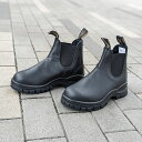 →Blundstone[ブランドストーン]トップページへ Blundstone[ブランドストーン]/BS2240/BS2240009/Black[ブラック] ラグソールブーツをベースにリデザインした"LUG BOOT"シリーズ &nbsp; オーストラリア南東部、大自然豊かなタスマニア島で生まれたサイドゴアブーツの元祖。 耐久性、機能性、そして高いオリジナル性を兼ね備えたブーツは、 アウトドアにタウンユースにシチュエーションを選びません。 ラグソールブーツをベースにリデザインした"LUG BOOT"シリーズ 本格的なワーカー向けのラグソールブーツをベースに、カジュアルにリデザインした "LUG BOOT"シリーズ。 レザーアッパーには撥水加工を施し、水濡れを効果的に防いでくれます。 ソールの深い溝はトラクションを高め、様々な環境下でグリップ力を発揮します。 ソフトでクッション性の高い、コンフォートアーチインソールを採用しており、 ブーツのかかと部に搭載されている、衝撃吸収材のXRD®をインソールの前足部にも搭載し、 歩行時の衝撃をさらに吸収してくれるので、長時間の歩行でも足の負担を軽減してくれます。 ソールはアッパーと結合させるインジェクション製法により、しっかりと圧着された アウトソールは丈夫で軽いうえ、水の侵入を防いでくれます。 ブラックカラーのスムースレザーのサイドゴアブーツは、普段使いのファッションに取り入れやすく、 秋冬のコーディネートに取り入れやすいデザインです。 また機能面ではアウトドアや雨の日でも力を発揮します。 ※完全防水ではありません。 シーンを選ばないサイドゴアブーツ ブランドストーンはサイドゴアブーツの代表ブランドとして世界中にファンがいます。 近年では耐久性や機能性にファッション性を兼ね備えたブーツとしてアウトドアから タウンまでシチュエーションを選ばず、幅広いフィールドで愛用されています。 ソールは加熱した素材を金型に流しアッパーと結合させるインジェクション製法で 取り付けられています。 そのため型から外した時にソール部分へ気泡や傷がありますが、ご使用のうえ問題はありません。 ■インジェクション製法■ 底材を金型に注入し、ソール成型とアッパー接着を同時に行う製法で、インジェクションモールド製法とも呼ばれます。 人の足の形状に沿ったフィット感の良い製品に仕上がります。 また、アッパーとソールの接合部に隙間がなく密着性が高い為、底剥がれや型崩れしにくい点も特徴です。 ITEM SPEC ブランド Blundstone(ブランドストーン) サイズ 3(約22.5-23cm) ～ 9(約27.0-27.5cm) カラー Black(ブラック) ヒール高 5cm アッパー スムースレザー アウトソール 合成ラバー 生産国 ベトナム &nbsp;