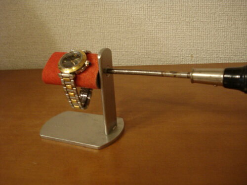 腕時計スタンド　プラスドライバーでだ円パイプの角度を変えられるレッド時計スタンド　スタンダード　..