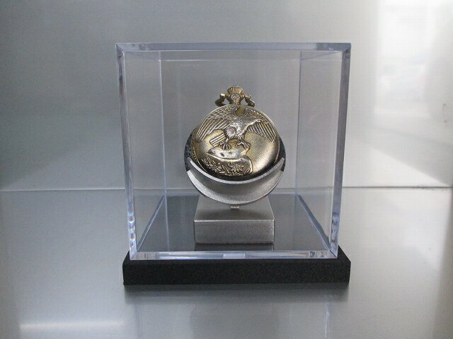 サイズ スタンドサイズ：　懐中時計スタンド　長さ6cm、奥行き5.5cm、高さ7cm 　　　　透明ケース　　　　9．7cm✕　9．7cm✕　9．7cm 材　質 ステンレス、コルクシート 色 ステンレス部分：シルバー色 商品説明 ◎ハンドメイドのステンレス製腕時計スタンドです。 ◎ステンレスは丁寧にヘアライン＆サテン仕上げを施しておりますので大変綺麗です。 ◎コルクを貼っておりますので腕時計を傷つけません。またコルクは滑り止め加工済みです。 ◎大変重厚感のある仕上がりですので、お部屋のインテリアにも最適です。 ・腕時計を2本飾れます。