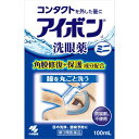 【第3類医薬品】《商品詳細》コンタクトレンズを使用していると、目の異物感、かゆみなど不快な症状がおこりがちです。目についたタンパク汚れやほこりを洗い流して、スッキリとさせます成分・分量・用法成分・分量100mL中イプシロン-アミノカプロン酸・・・200mg（抗炎症作用）アラントイン・・・30mg（角膜修復作用）グリチルリチン酸二カリウム・・・10mg（抗炎症作用）クロルフェニラミンマレイン酸塩・・・3mg（抗ヒスタミン作用）ピリドキシン塩酸塩（ビタミンB6）・・・10mg（代謝促進作用）トコフェロール酢酸エステル・・・5mg（血行促進作用）コンドロイチン硫酸エステルナトリウム・・・50mg（角膜保護作用）添加物として、ホウ酸、ホウ砂、ポリソルベート80、エデト酸Na、l-メントール、d-ボルネオール、pH調整剤を含有する用法及び用量＜用法・用量＞1日3〜6回、1回5mLを用いて洗眼してください＜使用方法＞●コンタクトレンズを装着されている場合は、使用前に必ずコンタクトレンズをはずすこと●使用前に目のまわりの化粧や汚れはきれいにふきとること●洗眼カップは使用前後に水道水で充分に洗浄すること●保存状態によって容器の口周辺に白い結晶が付着することがあるので、その場合は清潔なガーゼなどで軽くふきとること●コンタクトレンズを使っていない人も使用できます1．本剤を添付洗眼カップの内側の線（5mL）まで入れ、目にぴったりと押し当ててくださいカップの低い方が鼻側です2．次にカップを目に押し当てたまま、液がこぼれないように頭を後ろへそらし、上を向き、数回まばたきをして洗眼してください●片方の目を洗った液で反対側の目を洗わないでください●30秒以上洗眼しないでください効能効能・効果目の洗浄、眼病予防（水泳のあと、ほこりや汗が目に入ったときなど）使用上の注意使用上の注意点なし使用上の相談点1．次の人は使用前に医師、薬剤師または登録販売者に相談すること（1）医師の治療を受けている人（2）薬などによりアレルギー症状を起こしたことがある人（3）次の症状のある人：はげしい目の痛み（4）眼球乾燥症候群（ドライアイ※※）の診断を受けた人 ※※医師から病名として診断を受ける程度の人を前提としています2．使用後、次の症状があらわれた場合は副作用の可能性があるので、直ちに使用を中止し、このパッケージを持って医師、薬剤師または登録販売者に相談すること関係部位…症状 皮ふ…発疹・発赤、かゆみ 目…充血、かゆみ、はれ保管および取扱上の注意点（1）直射日光の当たらない涼しいところにキャップをしっかりしめて箱に入れて保管すること （2）小児の手の届かないところに保管すること （3）他の容器に入れ替えないこと （誤用の原因になったり品質が変わる） （4）洗眼カップは他の人と共用しないことその他製品お問い合わせ先小林製薬株式会社〒541-0045　大阪市中央区道修町4-4-10お客様相談室　0120-5884-01商品サイズ高さ104mm×幅66mm×奥行き46mm広告文責：株式会社アカカベ電話：072-878-1375