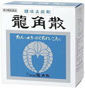 【第3類医薬品】 《商品詳細》特徴鎮咳去痰薬穴あきさじ！サッと、粉末がおちる新構造龍角散は、鎮咳去痰作用を活発にする生薬（キキョウ・セネガ・キョウニン・カンゾウ）を主成分としたのどの薬です。人間の気管の内面には、繊毛細胞が一面にあり、その繊毛は1分間に約1500回の速さで絶えず振動し、また気管の内壁からは粘液を分泌しています。気道を通って来たチリやホコリ、細菌などはこの粘液にとり込まれ、繊毛の振動によって体外に排出されます。これが自然の浄化作用です。のどの使いすぎや喫煙、汚れた空気を吸ったりするとのどが炎症を起して痛んだり、たんがからんだりして浄化能力がおとろえ、せきで苦しむことになります。こんなときに龍角散をのむと、キキョウ・セネガの有効成分サポニン配糖体が、気管内面からの粘液の分泌を高め、繊毛運動を活発にして、たんをとり去り、せきを鎮め炎症をやわらげます。【使用上の注意】相談すること1．次の人は服用前に医師、薬剤師又は登録販売者に相談してください（1）医師の治療を受けている人。（2）薬などによりアレルギー症状を起こしたことがある人。（3）高熱の症状のある人。2．服用後、次の症状があらわれた場合は副作用の可能性があるので、直ちに服用を中止し、この説明文書を持って医師、薬剤師又は登録販売者に相談してください関係部位・・・症状皮膚・・・発疹・発赤、かゆみ消化器・・・吐き気・嘔吐、食欲不振精神神経系・・・めまい3．5?6日服用しても症状がよくならない場合は服用を中止し、この説明文書を持って医師、薬剤師又は登録販売者に相談してください【効能・効果】効果・効能せき、たん、のどの炎症による声がれ・のどのあれ・のどの不快感・のどの痛み・のどのはれ【用法・用量】用法・用量／使用方法＜用法・用量＞次の量を添付のさじ（山盛り1杯0.3g）で服用してください。年齢・・・1回量・・・1日服用回数大人（15歳以上）・・・1杯・・・3?6回11歳以上15歳未満・・・2/3杯・・・3?6回8歳以上11歳未満・・・1/2杯・・・3?6回5歳以上8歳未満・・・1/3杯・・・3?6回3歳以上5歳未満・・・1/4杯・・・3?6回1歳以上3歳未満・・・1/5杯・・・3?6回3ヵ月以上1歳未満・・・1/10杯・・・3?6回3ヵ月未満・・・服用しない●龍角散は直接のどの粘膜に作用して、効果をあらわす薬です。●必ず水なしで服用してください。＜使用方法＞［龍角散の服用方法］1．さじを中ブタから切り離す。2．中ブタを開けて。3．さじに山盛りに取って。4．舌の上に薬をおき、ゆっくり溶かすようにしながらのどの方に運んで下さい。用法・用量に関する注意（1）用法・用量を厳守してください。（2）小児に服用させる場合には、保護者の指導監督のもとに服用させてください。（3）2歳未満の乳幼児には、医師の診療を受けさせることを優先し、止むを得ない場合にのみ服用させてください。【成分・分量】内容成分・成分量1.8g（大人1日量）中成分・・・分量・・・作用キキョウ末・・・70mg・・・去痰作用キョウニン末・・・5.0mg・・・咳止め作用セネガ末・・・3.0mg・・・去痰作用カンゾウ末・・・50mg・・・咳止め作用添加物：炭酸Ca、リン酸水素Ca、炭酸Mg、安息香酸、香料【保管および取扱上の注意】保管および取扱上の注意（1）直射日光の当たらない湿気の少ない涼しい所に密栓して保管してください。（2）小児の手の届かない所に保管してください。（3）他の容器に入れ替えないでください（誤用の原因になったり品質が変わることがあります。）。（4）使用期限を過ぎた製品は服用しないでください。【お問い合わせ先】問い合わせ先本品について何かお気づきの点がございましたら、お買い上げのお店又は、下記までご連絡いただきますようお願い申し上げます。株式会社龍角散［お客様相談室］電話番号・・・03-3866-1326電話受付時間・・・10：00?17：00（土・日・祝日を除く）住所・・・東京都千代田区東神田2-5-12表示用企業名株式会社龍角散製造販売元企業名株式会社龍角散【商品情報】規格43g法定製品カテゴリ名一般用医薬品外装サイズ（mm）（幅）75 ×（高さ）78 ×（奥行）38重量（g）79ブランド名龍角散 リニューアルに伴い、パッケージ・内容等予告なく変更する場合がございます。予めご了承ください。広告文責：株式会社アカカベ電話：072-878-1461