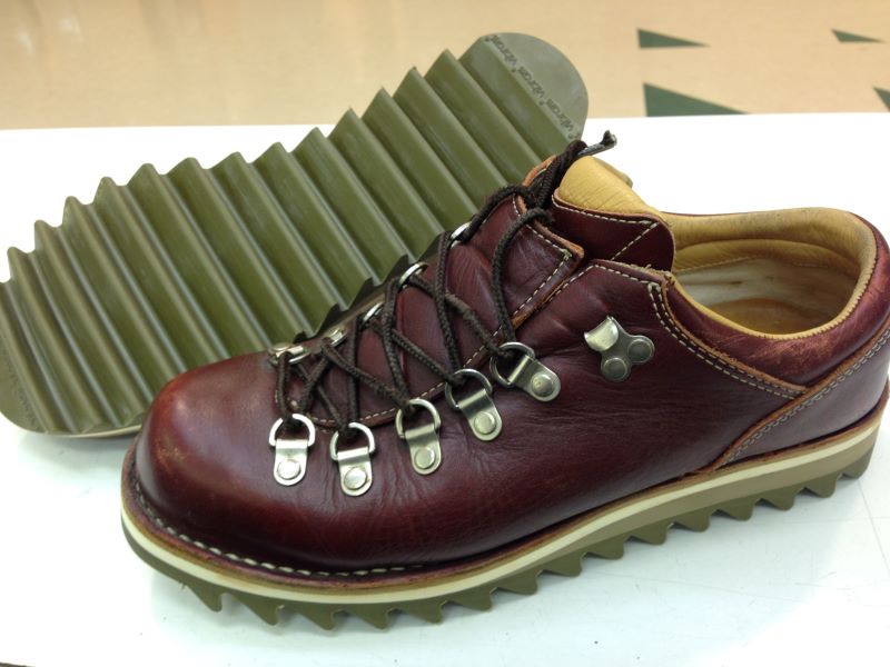 靴修理の店赤い靴楽天市場店の【vibram7124ビブラムシャークソール】redwing レッドウィング レッドウイング danner ダナー 靴修理 サンダル修理 リップルソール ソール交換 紳士靴 カスタム 自分で 交換できない方｜アングル2