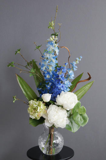 ブルーデルフィニウム×ホワイト芍薬 ブリリアンベース（造花）※花器は変更となります【フレグランスオプションあり】