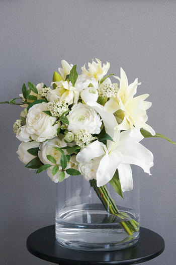 ホワイト芍薬×リリーブーケ シリンダーベース（造花）【フレグランスオプションあり】