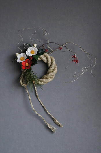 謙信松×紅白椿 しめ縄リース M(造花)の商品画像