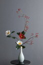 紅白江戸椿 × 陶芸作家 樋口邦春作 青白流文花入(造花)