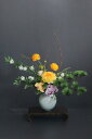 イエローダリア × ラナンキュラス × 陶芸作家 樋口邦春作 青白磁壺(造花)