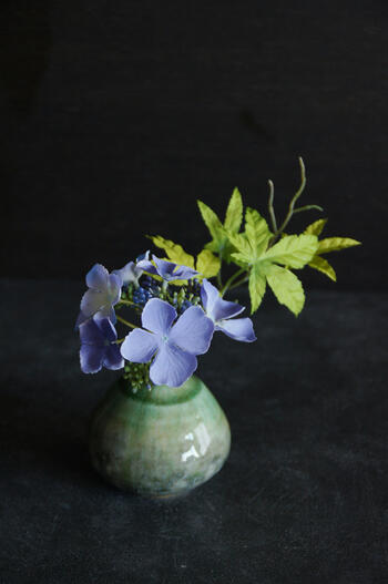 紫陽花　織部焼ミニベース（造花）※花器は変更となります 【ギフトバッグ対応可】