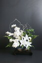 カサブランカ × 胡蝶蘭 × アセビ 信楽焼ほら貝花器 和風スタイル(造花)