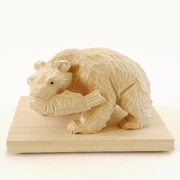 送料無料　 木彫りの鮭をくわえた熊の置物　　置台付き　糸屋作　着色なし　　北海道　きぼり　民藝　民芸　伝統工芸　くま　お土産　定番　インテリア　オブジェ　木工　おみやげ　鮭喰熊　鮭熊　木彫熊　ハンドメイド　手作りのサムネイル