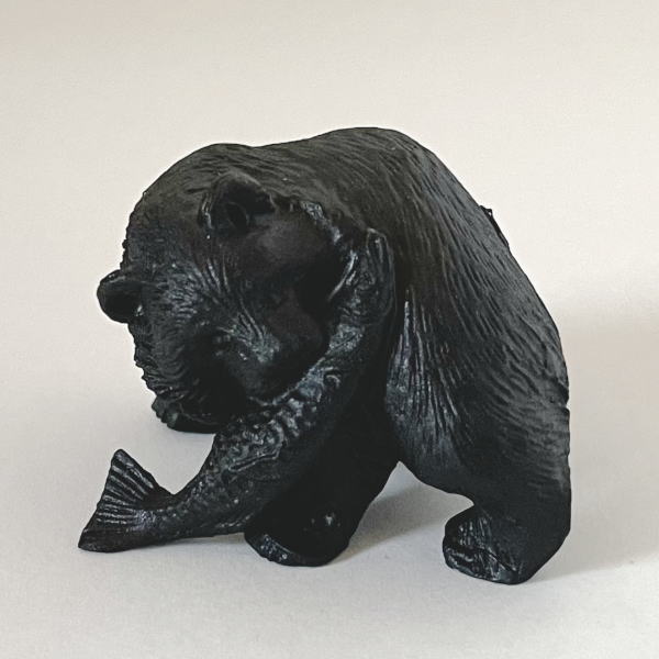 竹炭を利用して作られた　エコ炭の置物　鮭をくわえた熊　置物　ミニ　　北海道　雑貨　お土産　ギフト　プレゼント　インテリア　オブジェ　鮭食い熊　鮭喰い熊　面白　おみやげ　くま　クマ　さけ　サケ　しゃけ　シャケのサムネイル