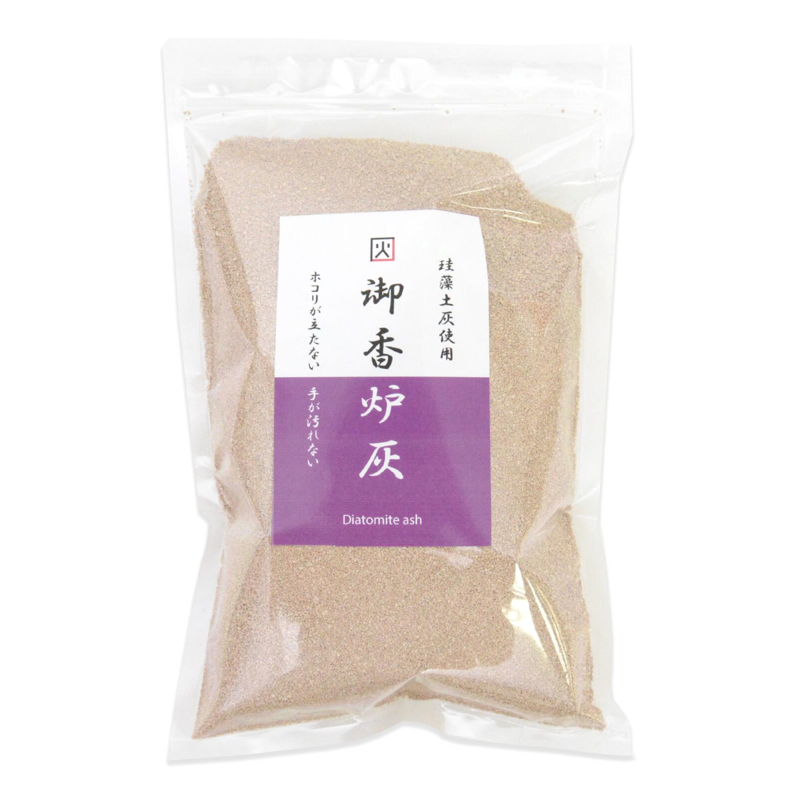 ホコリが立たず手が汚れにくい御香炉灰です。 良質な天然珪藻土を使用。化学物質を含まず、放射能の心配もない安心素材なので毎日のお参りにも安心してご使用いただけます。 天然珪藻土100％の珪藻土灰です。天然珪藻土を高温で焼成しセラミック化した商品です。 囲炉裏や火鉢へのご使用も可能です。耐火・耐熱効果もあり炭火の燃焼も良好です。 幅広い用途で活躍する珪藻土灰です。 300g(約0.5L)の徳用サイズなのでたっぷりご使用いただけます！ 3.5寸(約10.5cm)の香炉だと約3回分(150g×3回)です。 3寸(約9cm)の香炉だと約4〜5回分です。 4寸(約12cm)の香炉だと1袋必要です。毎日のお参りで、お線香の灰が舞い散ったり、お手入れの際に手が汚れたりすることにお悩みではありませんか？本品は、従来の灰に比べてホコリが立ちにくく、手が汚れにくいため、日々の御仏壇のお手入れが驚くほど手軽になります。
