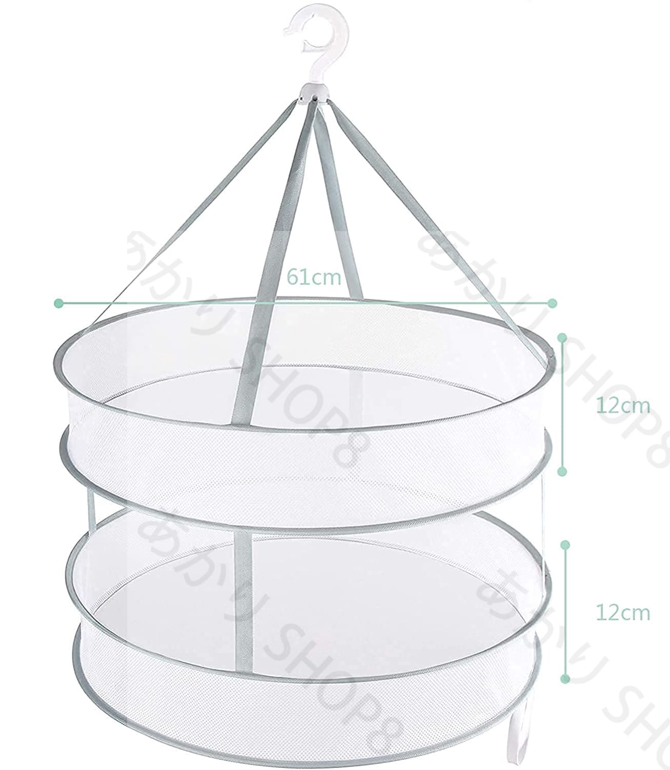 商品の説明 【優れる材質】：この物干しネットは上質なポリエステルとステンレスを採用して作られております。特に衣類（Tシャツなど）やセーターの肩が吊り干す時に自重で変形することを防止します。 【2段デザイン】：折りたたみランドリーネットは2段デザインを採用しており、大容量で、たくさん服などを干すことを実現します。服を洗濯した後に、干しかごに入れて干し、虫の侵入を防止し、洗濯物を保護して変形しません。 【防風・折りたたみ・通気性・収納袋付き】：この干しネットは防風機能を備えており、トップに設計して防風フックがあり、風が大きい天気でも安心に洗濯物を干すことができます。しかもプライバシー保護機能を備えて、ブラジャー、下着などでも安心に干します。収納袋があるので、物干しネットは折りたたんだ後、とても持ち運びやすくて、旅行、出張の時にも便利に使用可能です。 【幅広く応用】：この物干しネットは服などを干すことだけではなく、魚はもちろん、野菜、梅、椎、茸、芋、柿などの食べ物の干しまでも使用可能です。ベランダ、屋外の庭、旅行、出張中の使用にもお勧めします。 【開放円型】：靴下や上靴、手袋、下着、水着など小物をひとつづつピンチハンガーに掛けなくても、洗濯後にネットに放り込むだけで平干しができます、干し場所に悩む枕やぬいぐるみ、帽子、抱き枕、クッションなどもたっぷり干せるので、いままで大変だった洗濯が簡単にできます。