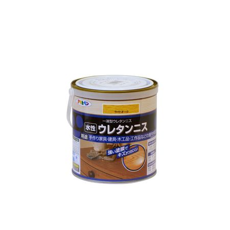アサヒペンメーカーお問い合わせ：06-6930-5008【商品説明】●着色と美しいツヤだしが同時にでき、木目を生かした高光沢なツヤに仕上がります●塗膜は肉持ち感が良く、耐久性に優れて臭いが少なく、塗りやすい水性タイプです。●建築基準法（F☆☆☆☆）対応塗料です。●乾燥時間：夏期/30〜60分・冬期/2〜3時間●標準塗り面積（2回塗り）：5.4〜9.8平方メートル●商品サイズ（mm）：W115xD115xH120●重量：900g