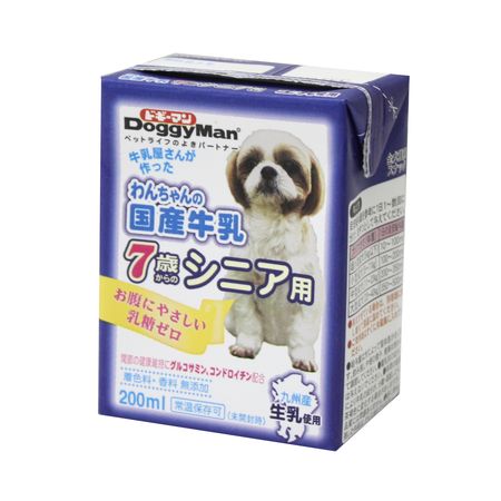 【商品説明】■乳糖ゼロ、愛犬専用の牛乳。7歳からのシニア用。グルコサミン、コンドロイチン配合。九州産生乳使用。国産。■おなかにやさしい乳糖ゼロ。製造過程で乳糖を完全分解。■九州産生乳をそのまま国内工場で製造。安心できるおいしさ。■着色料や香料は使用せず、生乳の旨さを最大限引き出している。■関節の健康維持にグルコサミン、コンドロイチン配合。脱脂粉乳で成分調整した低脂肪タイプ。タウリン配合。■原材料：生乳、脱脂粉乳、魚軟骨抽出物(コンドロイチン含有)、N‐アセチルグルコサミン、乳糖分解酵素、酸化防止剤(亜硫酸塩)、タウリン■保証成分：粗たん白質2.5％以上、粗脂肪2.0％以上、粗繊維1.0％以下、粗灰分2.0％以下、水分93.0％以下■エネルギー：50kcal/100g■1日の目安給与量：超小型成犬(5kg以下)/10〜100ml、小型成犬(5〜11kg)/100〜200ml、中型成犬(11〜23kg)/200〜350ml、大型成犬(23〜40kg)/350〜500ml■賞味期限：12ヶ月■原産国または製造地：日本■諸注意：・冷えすぎている場合は、別容器に移し替えて適温に温めてください。・ご使用後はすぐに冷蔵庫に入れてください。・給与量は犬によって個体差が生じます。飲み残しや便の様子、健康状態をみて調節してください。・離乳前の幼犬には与えないでください。・時間の経過により牛乳の成分が、分解、凝固したり、茶褐色に変化することがありますが、品質には問題ありません。・器にのみ残した牛乳は、すぐに捨ててください。■ペット 犬 ミルク 乳 みるく 牛乳 牛 シニア 高齢 老齢4974926010404