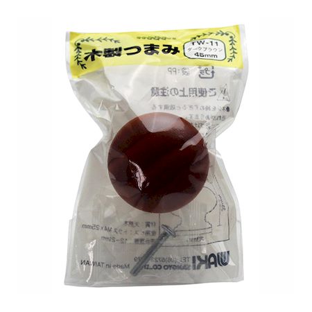 【商品説明】●模様替えや修理に使える●ツマミは取り付け簡単。家具金物から棚、キッチン扉のDIYに●ビスを締めすぎると破損する恐れがあります ●取付け後にしっかり固定されていることをご確認下さい ●適合扉厚以外はビスを別にお買い求め下さい ●用途以外ではご使用にならないで下さい●適合扉厚(mm)：12〜21●設置方法：裏ネジ止めタイプ●カラー：ダークブラウン●横幅(mm)：45●設置面(mm)：33●高さ(mm)：35●材質：天然木（パイン・ニス仕上げ）●付属品：トラスビスM4X25mm