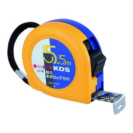 ムラテックKDSメーカーお問い合わせ：0120-34-2381【商品説明】●読み取りミスを防ぐミリ単位数字を採用しています。●耐摩耗性に優れたデュラコートテープを採用しています。●テープ引き込み時に減速が可能なダブルブレーキ機構付です。●あらゆる寸法測定に。●テープ長さ(m)：5.5●テープ幅(mm)：19●水平保持(m)：1.8●0点補正移動爪：○●ショックアブソーバー付：○●ヨンゴーゴーピッチ表示：○●色：ホワイト●本体寸法(mm)：66×70×38●目盛仕様：JIS1級両面メートル目盛●JIS1級 メートル目盛●両面目盛●ベルトフック付●テープ：スチール●ばね:スチール●ケース:ABS樹脂