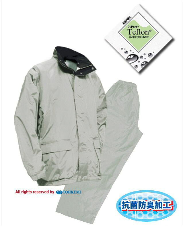 【商品説明】レインウェアの代表的ブランド「雨やどり」シリーズのレインスーツ。衣服内を清潔に保つ、抗菌防臭メッシュを使用しています。しなやかで動きやすい高弾性PVCコーティング仕様。材質：表地ナイロン／裏地PVC高弾性●レインウェアの代表ブランドが基本性能をUP●素材：　表地：ナイロン100パーセント/高弾性PVCラミネート（teflon加工）　　裏地：ポリエステル100パーセント（抗菌防臭）●仕様：　透明ブリム付きフード（視界良好）、手首・足首絞り調節、フロント3重防水構造、ジャケット両サイド大型ポケット●表地にTeflon加工（撥水・防汚）、裏地に抗菌防臭加工（梅雨等、雑菌の繁殖を抑制し、嫌なにおいを抑え、衣服内を清潔に保ちます）●ソフト素材＋ゆったりサイズで動きやすい