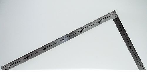 &nbsp; シンワ測定 &nbsp; 0120-666-899 【商品説明】●用途長さの測定、直角の確認やケガキ作業に使用する曲尺●機能木材・石材・金属などの曲尺では困難だった大きな物の測定やケガキ作業が出来ます。●仕様●精度　　●直角度：100mmにつき、0.1mm以下　　●長さの許容差：±0.5mm●表目盛　　●長枝：外目盛60cm　　●短枝：外目盛30cm●裏目盛　　●長枝：外目盛2尺　　●短枝：外目盛1尺●形状：同厚●材質●ステンレス電気に触れる恐れのある場所では使用しないで下さい。　