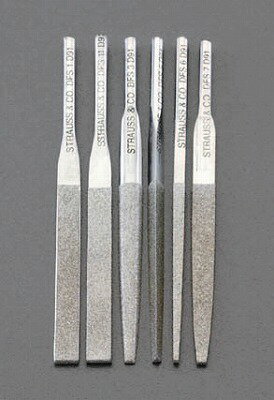 エスコメーカーお問い合わせ：06-6532-6226●全長…85mm●コーティング長…45mm●シャンク部…丸柄●軸径…3mm●ハンドル…EA826VM-0（別売）●形状…角(2.6mm)●粒度…＃200