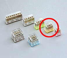 差し込みが見える・見やすい・はっきり見える!!　差し込むだけで、確実にジョイント。 　特長 圧着作業一切不要。銅線を差込むだけで接続完了。 電線の取り外しができ、接続変更も簡単。 個人差の出ない安定した接続作業。 　規格等 JIS C 2813 屋内配線用電線コネクタ適合品 国土交通省電気設備工事共通仕様書記載 住宅・都市整備公団工事共通仕様書記載 内線規定記載工法 電気用品安全法認可品 （社）全関東電気工事協会 優良機材推奨認定品 全日電工連推奨品 第55 号 　用途 ●屋内配線・ジョイントボックス内での電線接続に。 　型式・仕様 　作業手順 　外形寸法図 　材質 　注意 ご使用の前に必ず取扱説明書をよくお読みのうえ、正しくお使いください。 必ず屋内配線用ボックス内でご使用ください。 以下の環境での使用・保管はしないこと。漏電、接触不良、コネクタ劣化により、発熱、事故の原因になります。 1.強アルカリ（アンモニアなど）、芳香族およびハロゲン化炭化水素（シンナー・トルエン・ベンゼン、クロロホルムなど）の雰囲気。 2.油気、塩気の雰囲気。 3.水、ほこり、ゴミがかかる場所。 その他、特殊環境でのご使用についてはご使用前にオーム電機までお問い合わせください。