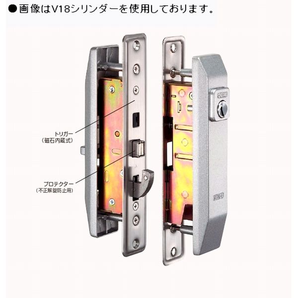 【商品説明】安全性、操作性に優れた引違戸用の錠です。【仕様】●シリンダー：6本ピンシリンダー●取付可能扉厚：35mm以上〜45mm未満●室内側：サムスライダー●室外側：シリンダー●チリ寸法：3．5mm〜8mm●キー3本付き【特長】●ワンタッチ操作で施解錠できます。内側からはサムスライダーによってワンタッチで施錠、解錠ができます。●不正解錠防止用のプロテクター付。●誤動作防止用のトリガー付。（磁石内蔵式）戸が正しく閉まった状態にならないと鎌が突出しません。トリガーや鎌で相手側の戸を傷付ける恐れがありません。●施錠・解錠状態の表示付。内側には、施解錠状態が一目で判るようにした表示が付いています。●キーによる施解錠操作も簡単。指詰め事故やキーの破損の恐れはありません。