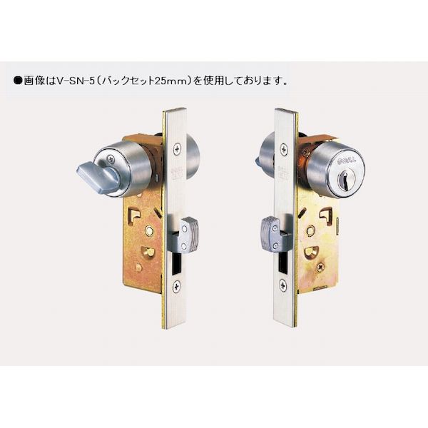 【商品説明】極めてコンパクト（バックセット25mm）な引戸鎌錠です。【仕様】●シリンダー：6本ピンシリンダー●バックセット：25mm●取付可能扉厚：29mm以上〜43mm未満●チリ寸法：2mm以下●室内側：サムターン●室内側：シリンダー●受座金具付き。●キー3本付き【特長】●デッドボルト（鎌）は堅牢でシリンダーの取付も頑丈。●バックセット25mmと本体は極めてコンパクトなので、狭い縦框への取付けも可能です。●内側からはサムターンで、外側からはキーで施解錠。