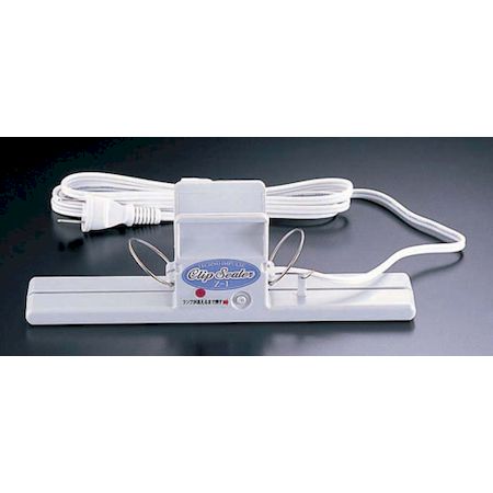 【商品説明】メーカー品番、幅×奥行×高さ(mm)、質量(g) Z-1、255×42×71、263 はさんでボタンを押すだけ!・・0.5秒でピタッと密封電源:単相100V消費電力:200Wシール寸法:2×200mm質量:200g付属品:交換用テフロンテープ●卓上型としても使用できます。●片側厚さ0.2mmまでの袋であればPE、PP、塩ビ、不織布、 その他ほとんどの袋に使用できます。●ハンディタイプなので袋を立てたまま上部をシールでき ます。液体の密封も簡単です。 重量：230素材・材質：本体:ポリカーボネート又はABS樹脂、電源コード:塩ビ、ヒーター:ステンレス、包装(クリアケース):ポリプロピレン原産国：日本／ベトナム