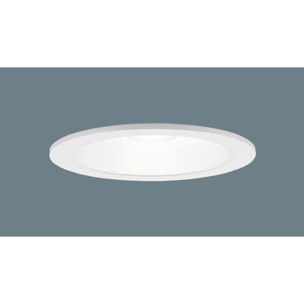 【商品説明】●天井埋込型　LED（昼白色）　ダウンライト　浅型8H・高気密SB形・拡散タイプ（マイルド配光）　埋込穴φ125　白熱電球100形1灯器具相当【光源】●LED（昼白色タイプ）1個　●色温度：5000 K　●光源寿命40000時間（光束維持率70％）【寸法質量】●埋込穴径：φ125 mm　●埋込高：80 mm【仕様注意事項】●器具光束：820 lm　●電圧：100 V　●消費電力：7.4 W　●消費効率：110.8 lm/W●【アルミダイカスト枠】ホワイトつや消し●天井埋込型、埋込穴φ125、浅型8H・高気密SB形・拡散タイプ（マイルド配光）●Ra83【適合リニューアルプレート】LGK02002●100形電球1灯器具相当●55度までの傾斜天井に取付可能●入力電流（100V時）：0.14 A●調光操作不可●配光については斜天井対応となっていません。●施工時、埋込高さは80mm必要となります。●直下近接限度10cm