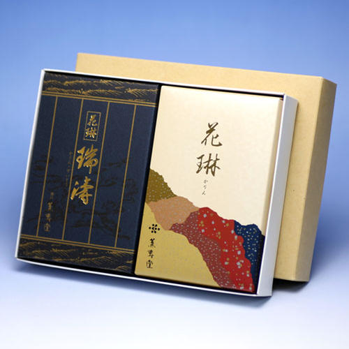 線香 贈答用 送料無料 花琳 と 花琳瑞涛 大バラ 2個 セット 薫寿堂 お線香 ずいとう かりん 日本製 お供え物 ギフト ご進物 進物 白檀 沈香 香木 ア...