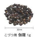 品名 こづつ用　伽羅　1g 内容量（Net Weight) 1.0g 総重量（Gross Weight) 約6.5g パッケージ チャック袋入 香り 伽羅の香り 製造元 松栄堂 SHOYEIDO 日本国内製ひとたき香炉こづつ用　伽羅　1g電池式香炉「ひとたき香炉　こづつ」用に割り整えた香木〜 松栄堂　shoyeido 〜 &nbsp; こづつ用　伽羅　1g 伽羅のこづつ専用に厳選した香木です。 電池式香炉「ひとたき香炉　こづつ」用に割り整えた 香木になります。聞香（もんこう）にもご利用いただけます。 電池式香炉　ひとたき香炉　こづつ： 手元の小さな空間で良質な香りをほんの少し…上質な香りでリフレッシュ手元において、または鼻に近づけてほんの少しの上質な香りに心を傾けてください。一片のお香が生み出すひとときが気分転換のお手伝いをいたします。 ※「こづつ」は米粒程度のお香（香木や印香）を温めることで手元の小さな空間に香りをくゆらせる商品です。 広いお部屋でのご使用には向きません。広いお部屋には「電気香炉　こだち」をお薦め致します。 いつでも、どこでも、簡単にくつろぎの時間に、仕事中のちょっとした息抜きに、趣味のひとときに、旅先での思い出にどうぞ。「こづつ」は場所と時を選ばず、お好みの香りを楽しめます。3分程度で一旦電源が切れる安心機能、適切な温度へ調節することもできます。 &nbsp;