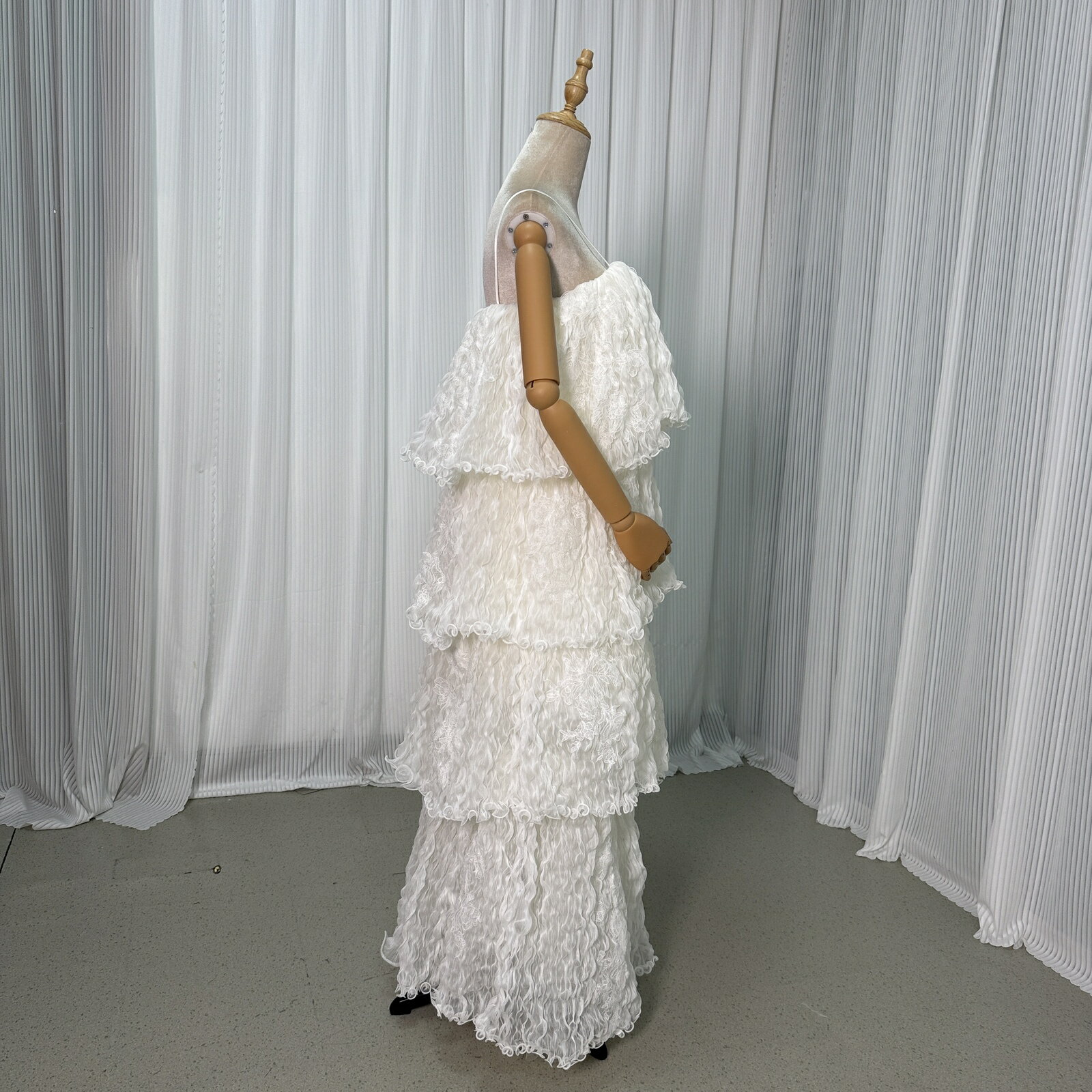 ウェディングドレス 柔らかく重ねたチュールスカート 流れる透け花レース キャミソール ロング アイボリー 花嫁